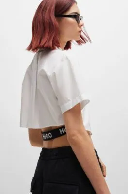 Blusa corta regular fit con logo elástico en la espalda