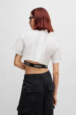 Blusa corta regular fit con logo elástico en la espalda