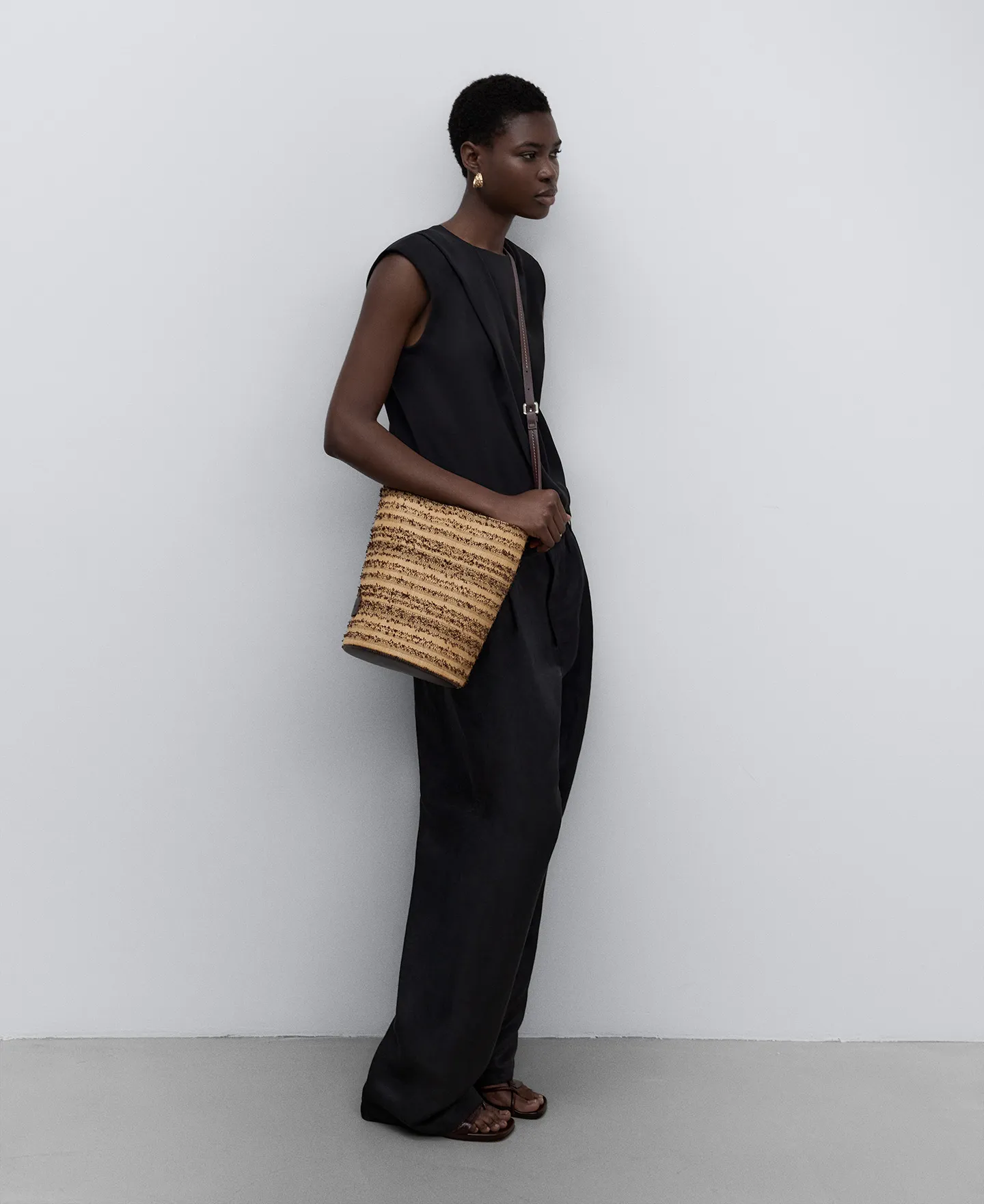 Bolso saco trenzado con textura mujer