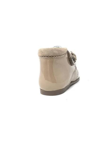 botin velcro charol castoro