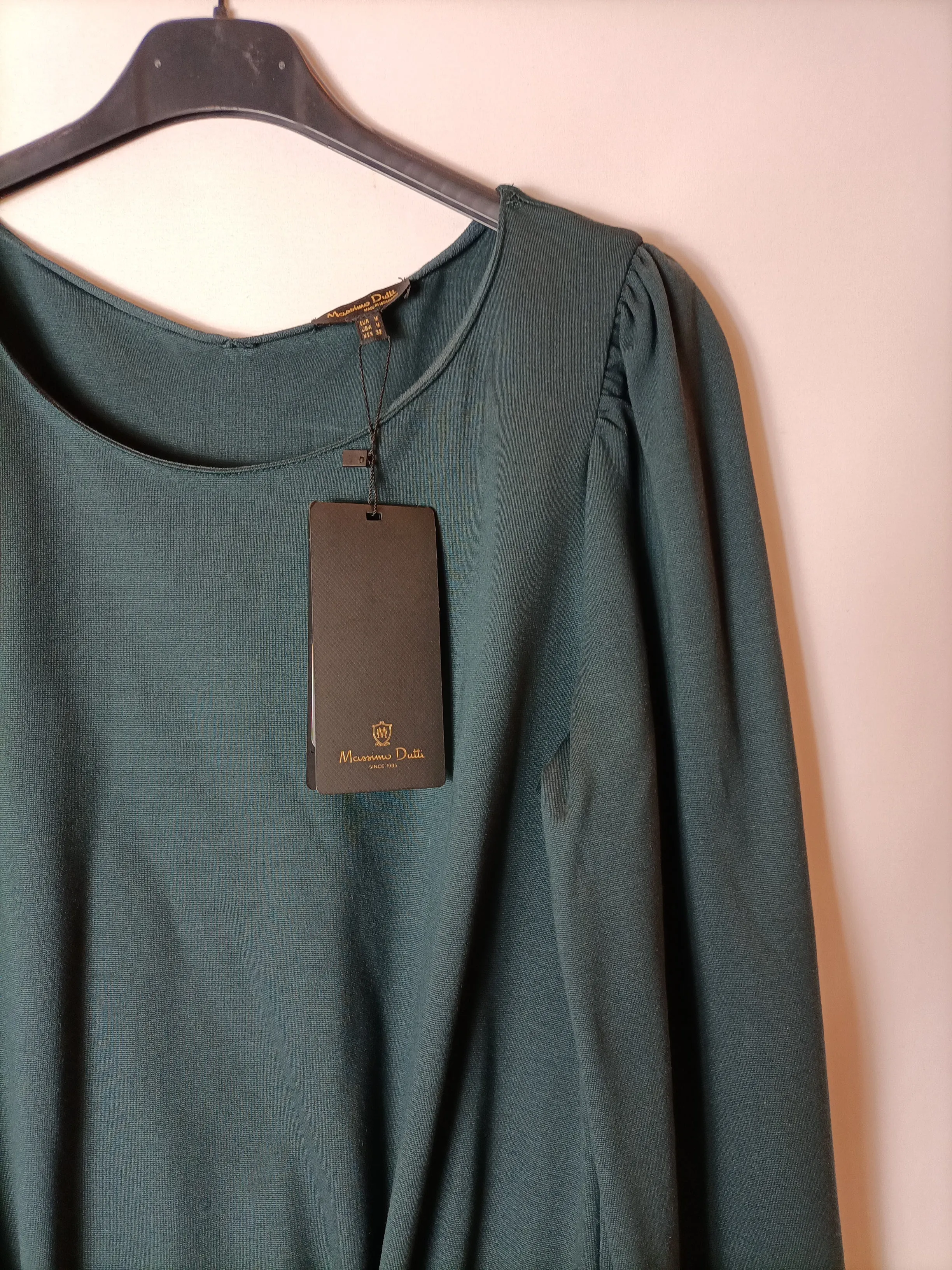 MASSIMO DUTTI. Vestido verde cinturón ajustable. T.M