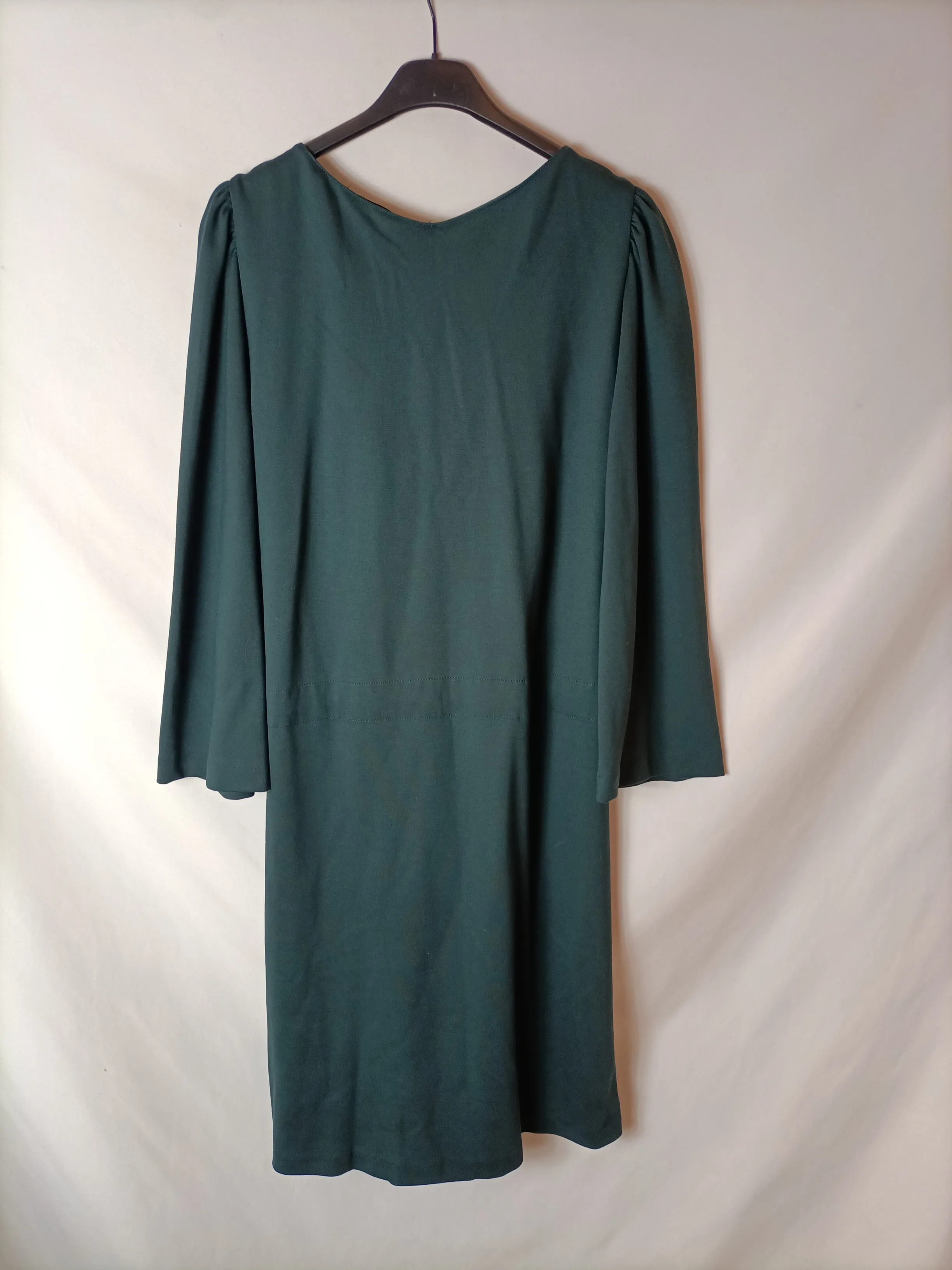 MASSIMO DUTTI. Vestido verde cinturón ajustable. T.M
