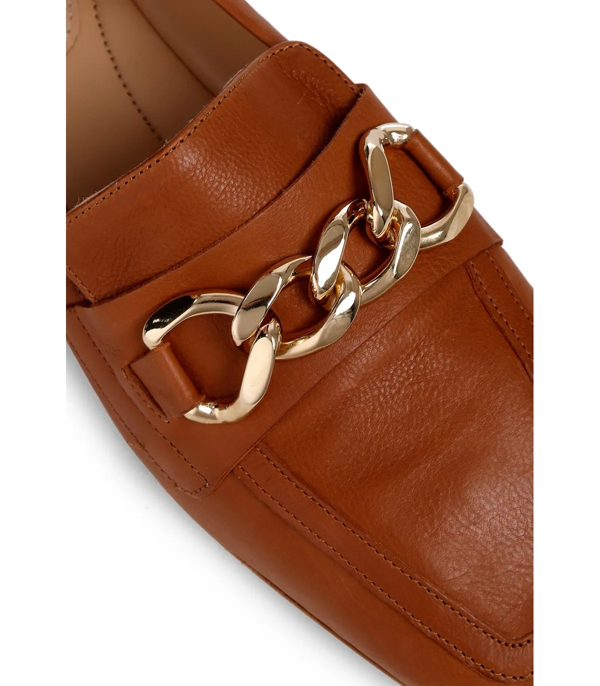 Mocasín de corte clásico con cadena en el empeine