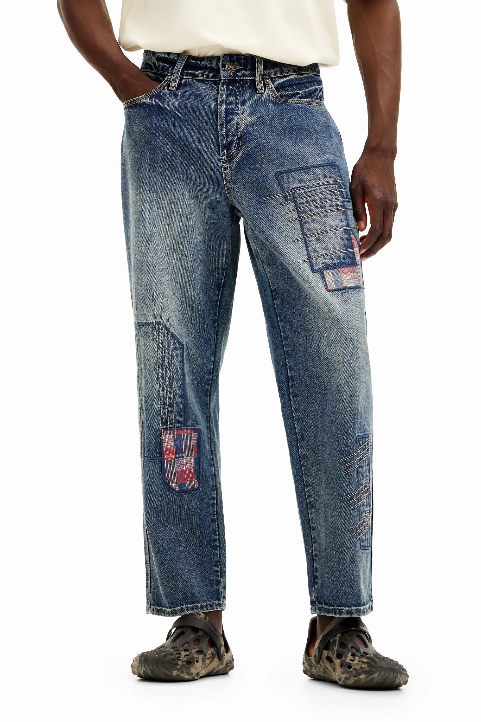 Pantalón denim parcheado