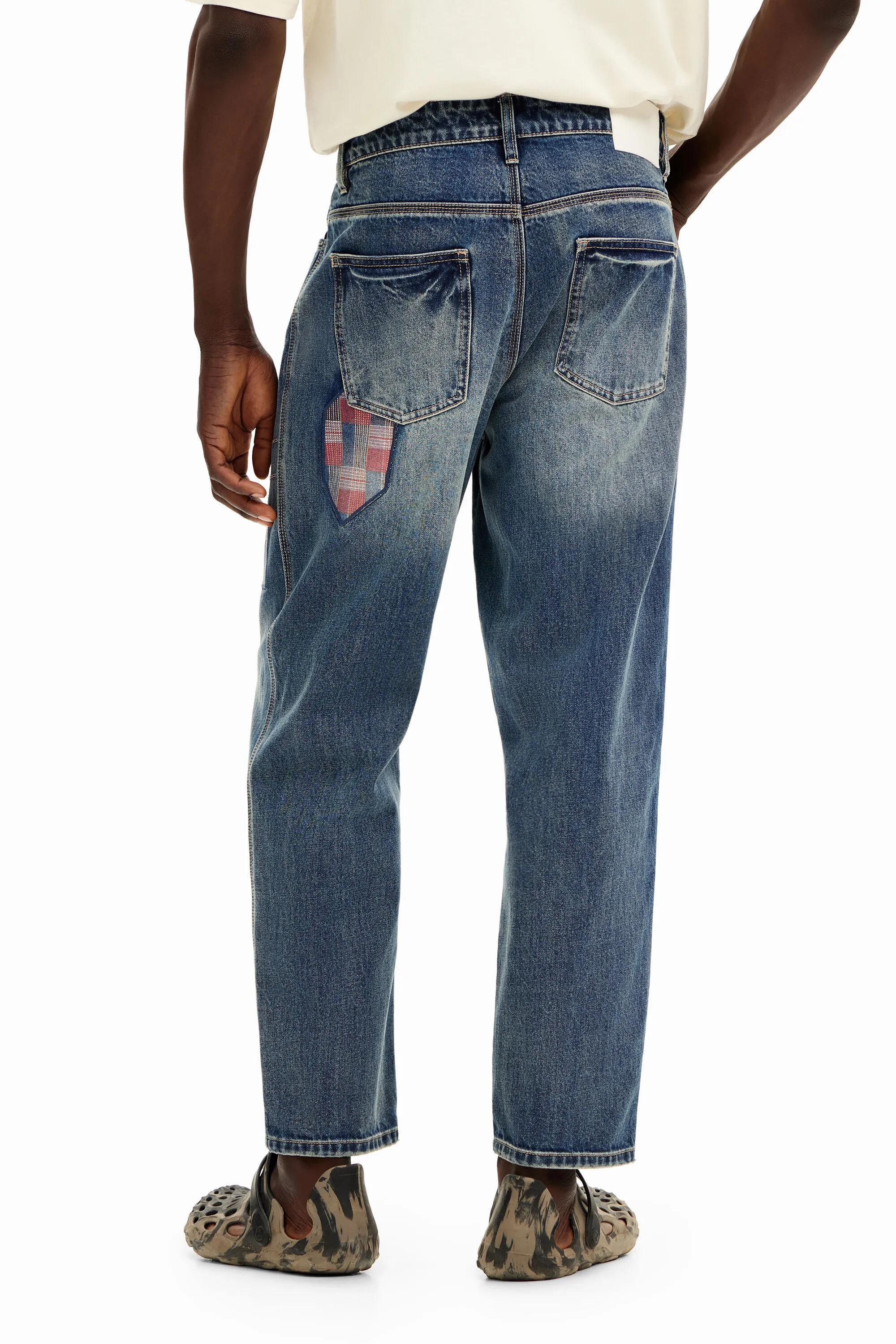 Pantalón denim parcheado