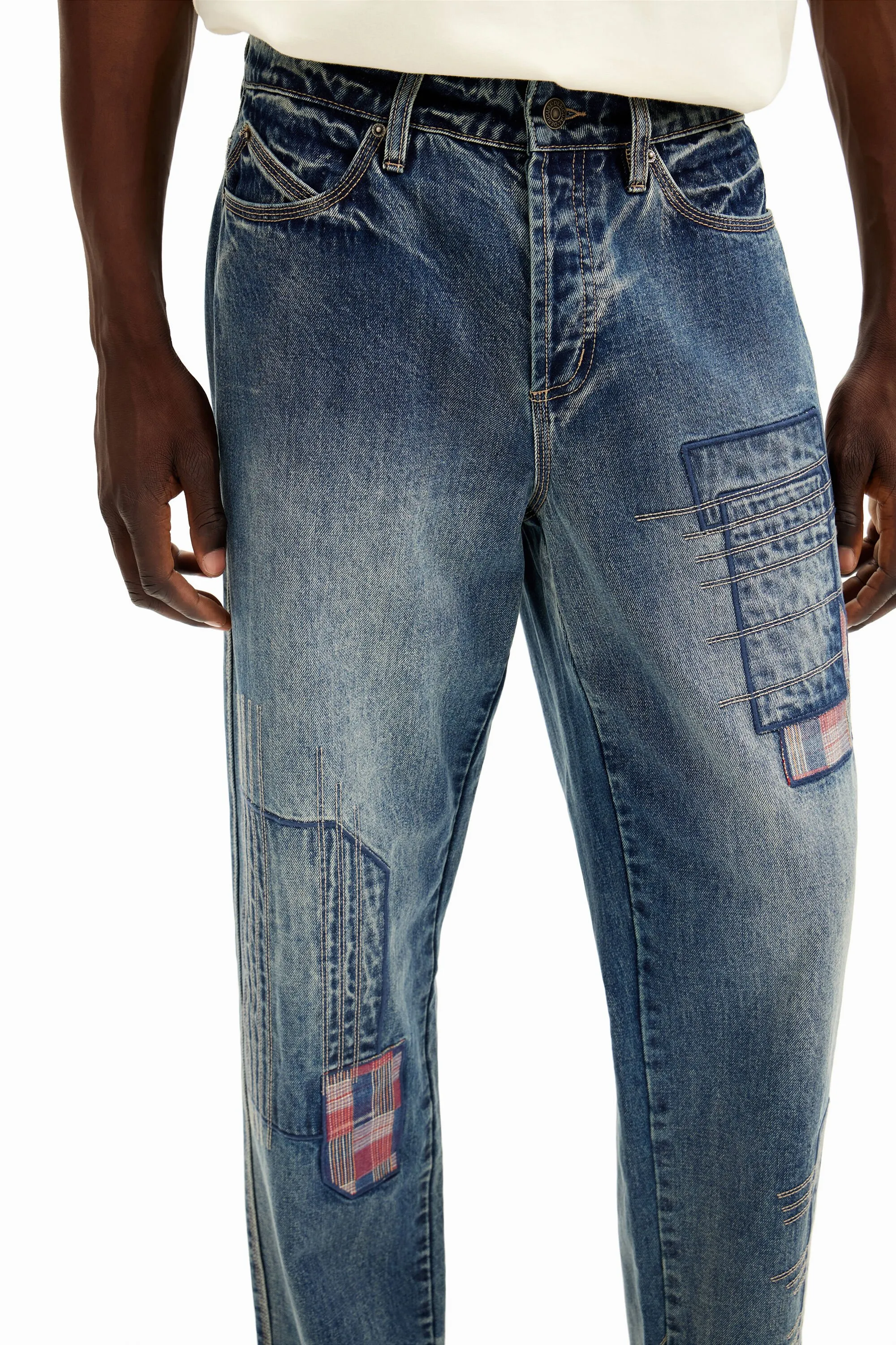 Pantalón denim parcheado