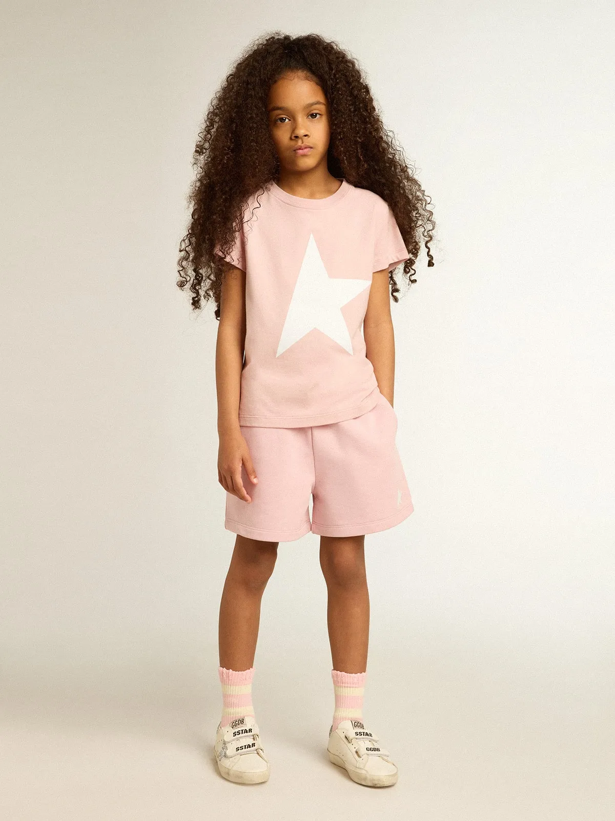 Pantalón corto de niña de color rosa con estrella blanca