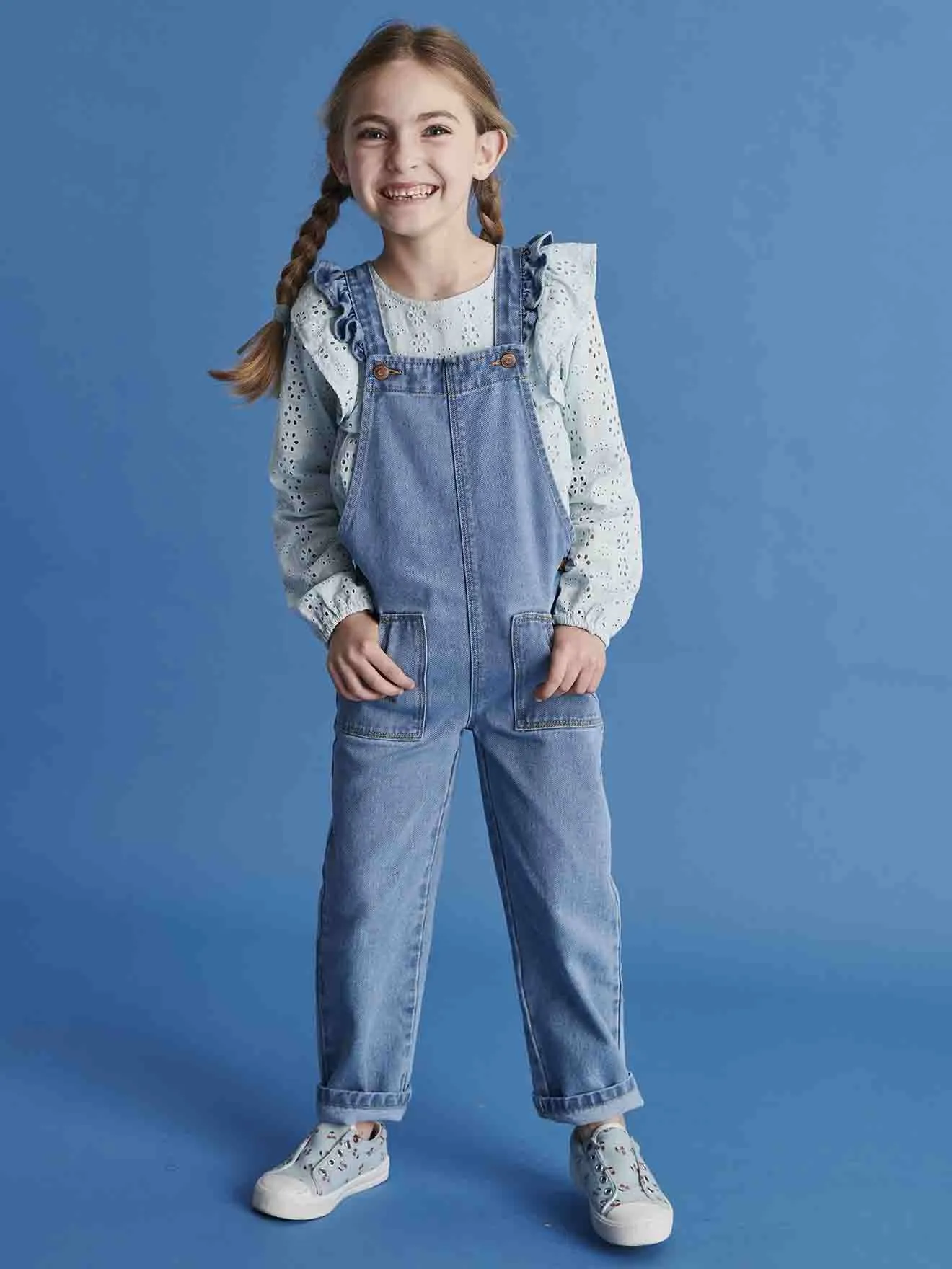 Peto vaquero con tirantes con volantes para niña