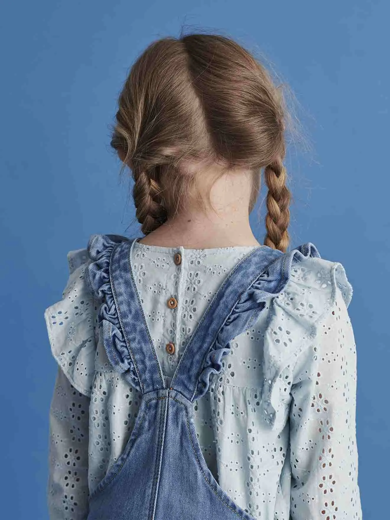 Peto vaquero con tirantes con volantes para niña