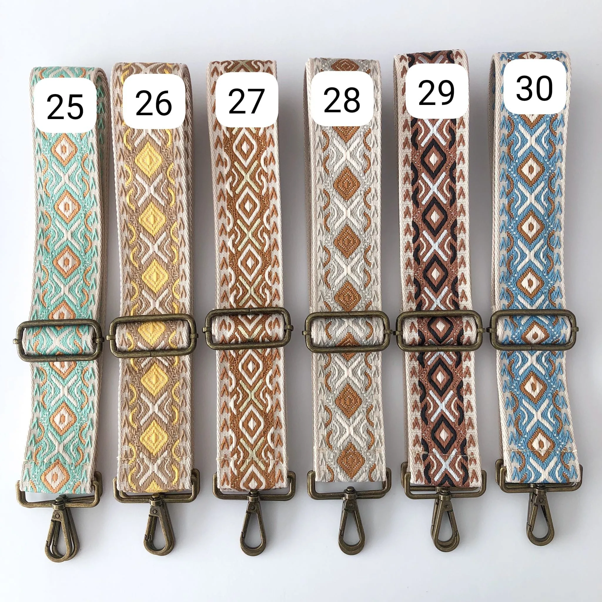 Saca tachuelas serraje camel iniciales bordadas