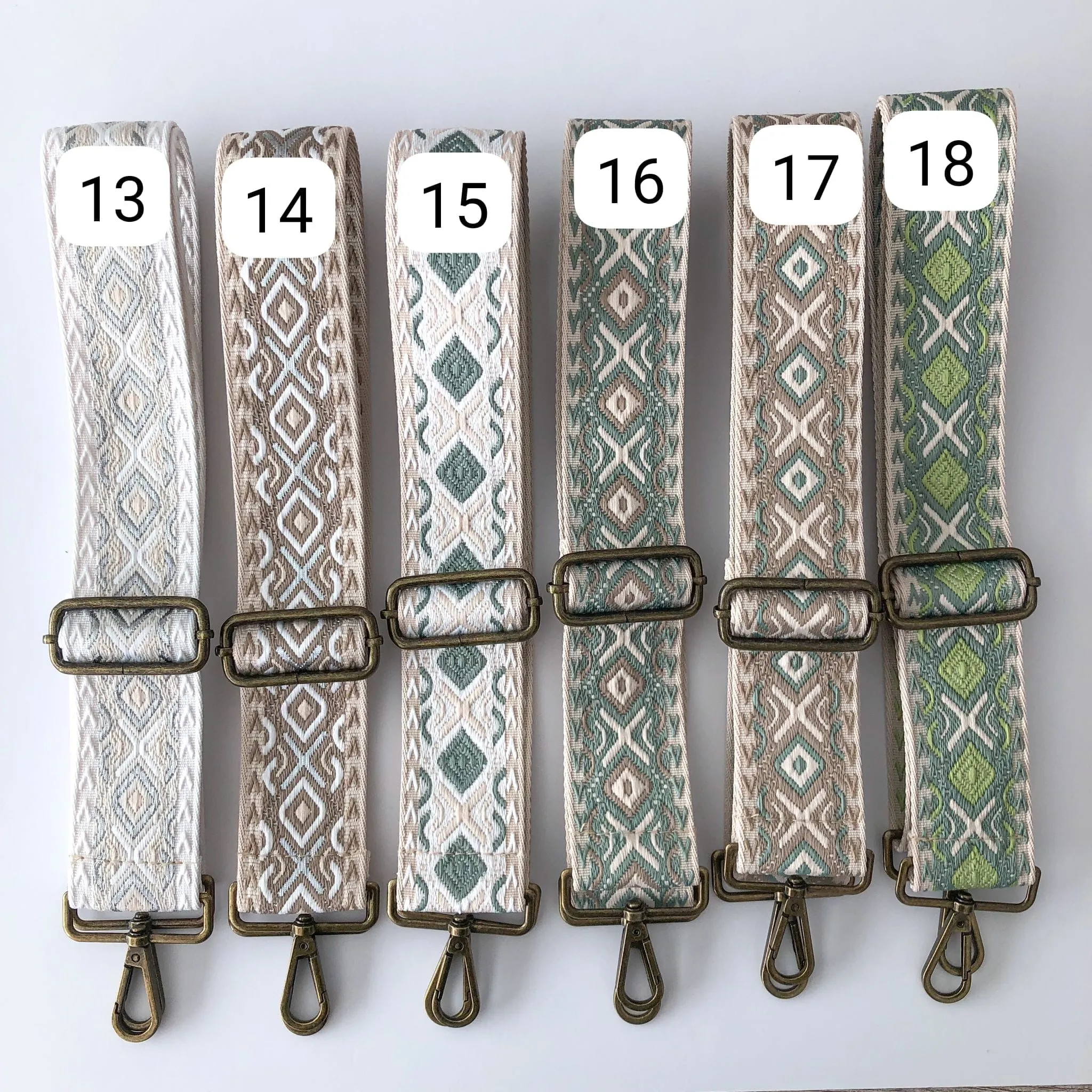 Saca tachuelas serraje camel iniciales bordadas