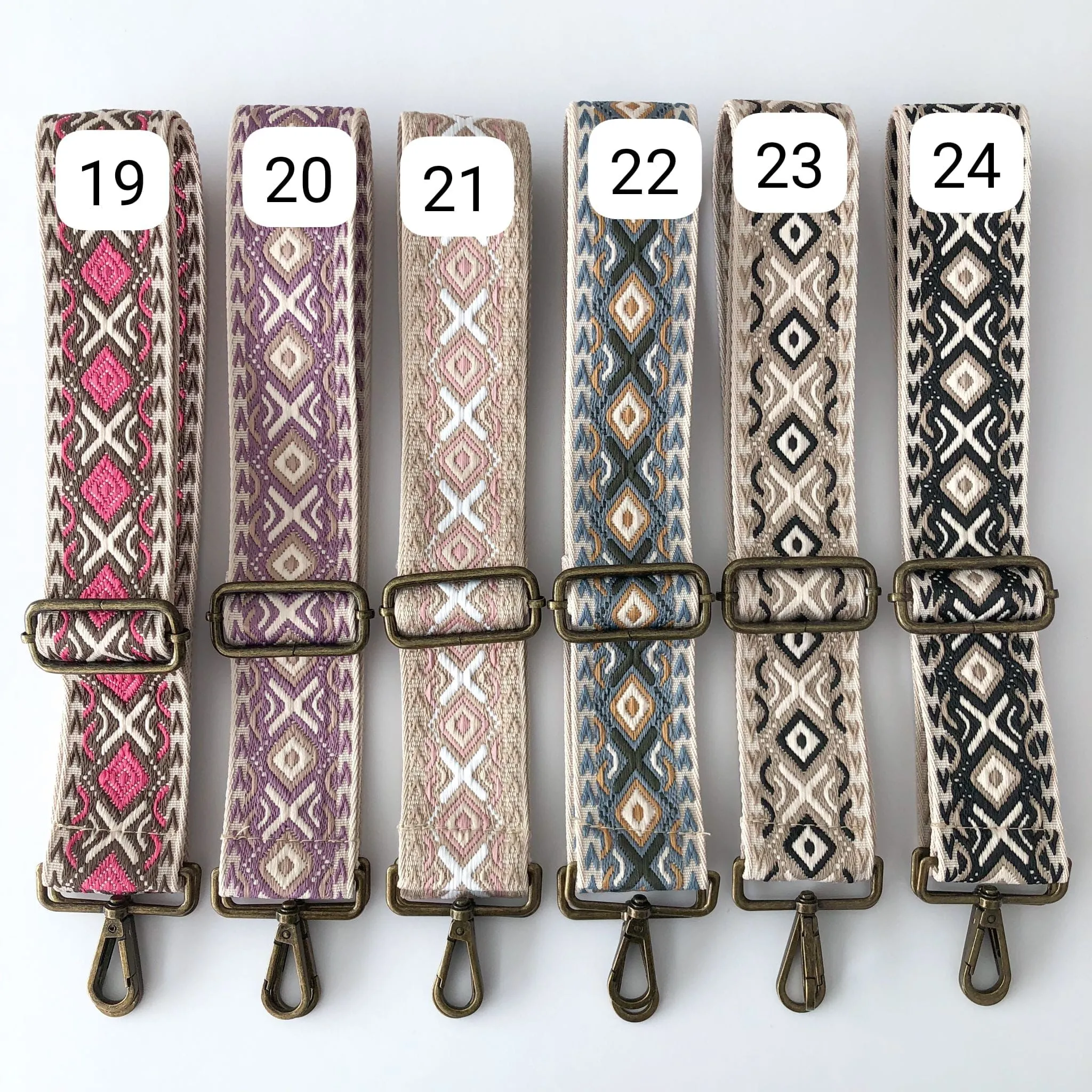Saca tachuelas serraje camel iniciales bordadas